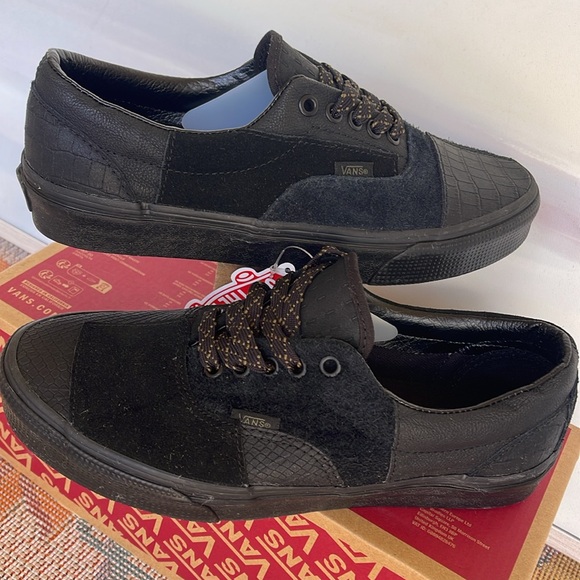 Vans WMNS Era Patchwork
Mono Patchwork Blackout
VN0A4BVU10J
Sneakers - Picture 11 of 16